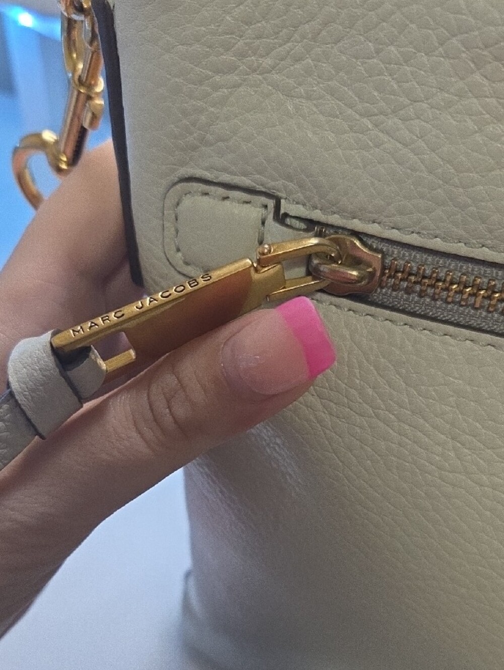 Marc Jacobs Gotham Flat Cream Pebbled Leather Crossbody with Gold Hardware - Picture 3 of 9